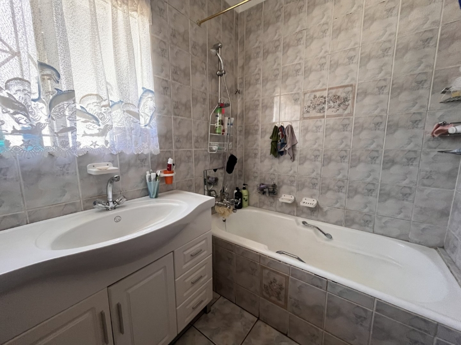 4 Bedroom Property for Sale in Generaal De Wet Free State